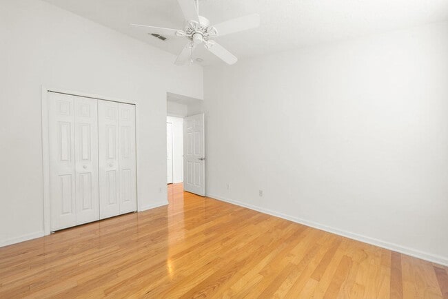 Building Photo - Jax Beach Condo Close to Everything