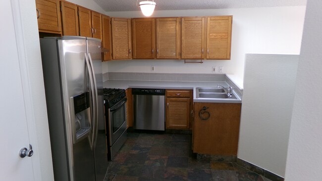 Building Photo - 924 Queens Ct