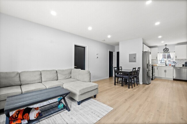 Building Photo - 549 Adams St