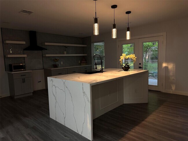 Building Photo - 8058 Longridge Dr