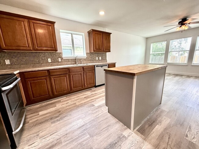 Building Photo - 529 W Metcalfe St