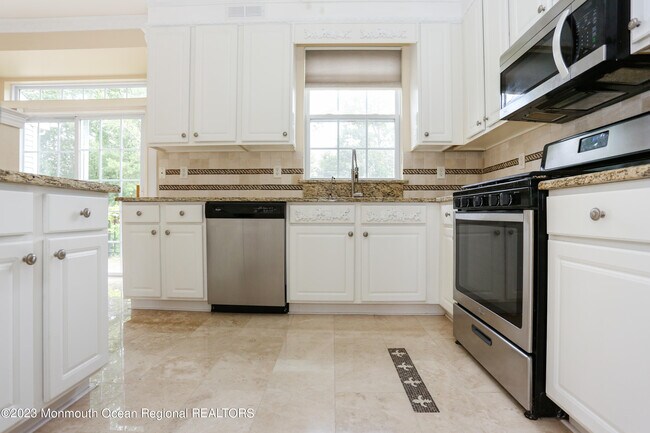 Building Photo - 318 Bernard Dr