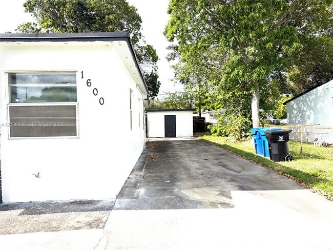 Building Photo - 1600 NW 13th Ct