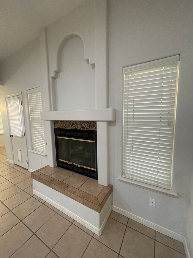 Building Photo - Gorgeous 4 bedroom/3 bathroom home located...
