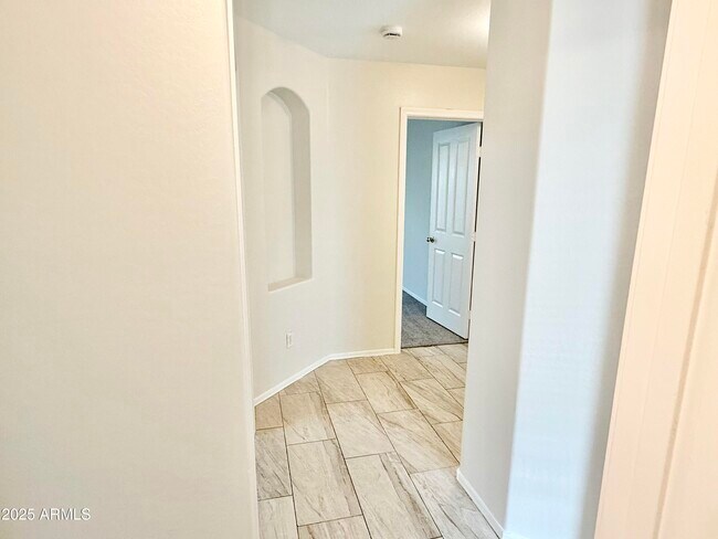 Building Photo - 13927 W Port Royale Ln