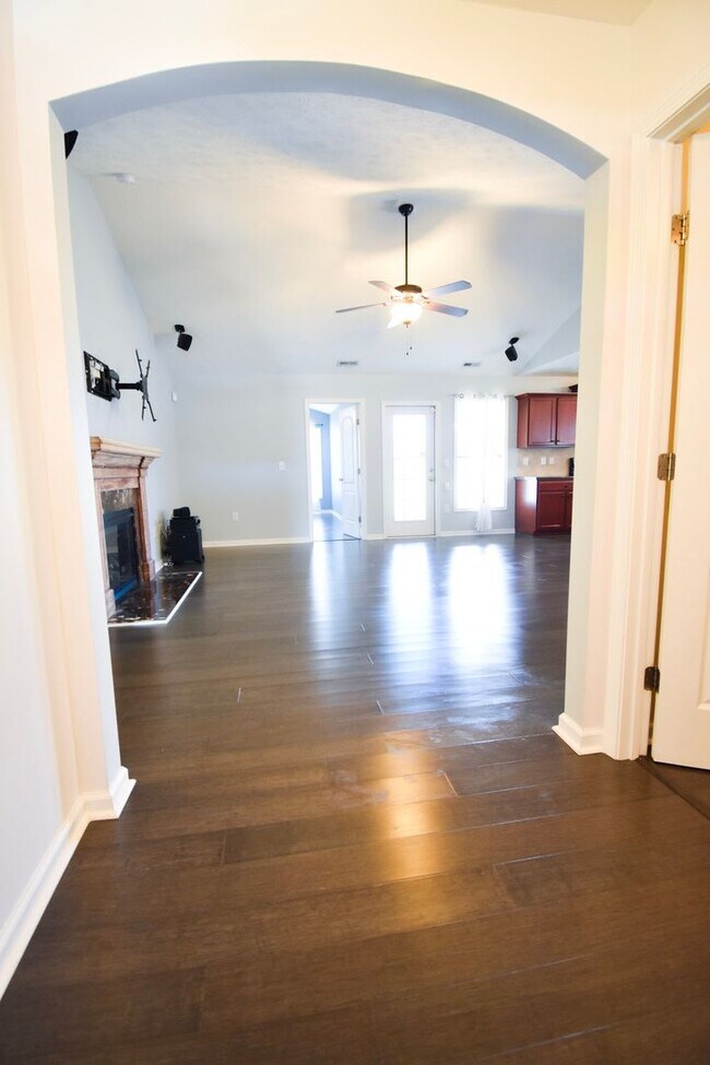 Building Photo - 3 Bedroom 2 Bath Home-Pets Allowed