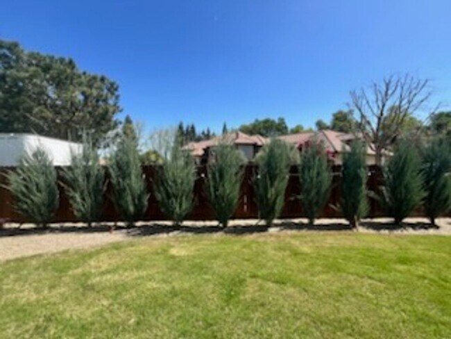 Building Photo - Beautiful home for rent in gated community in Visalia!