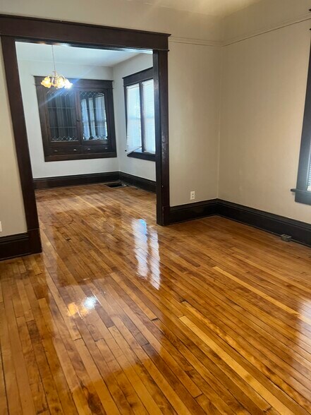 Building Photo - 611 19th St