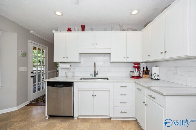Building Photo - 2303 Buckingham Dr SW