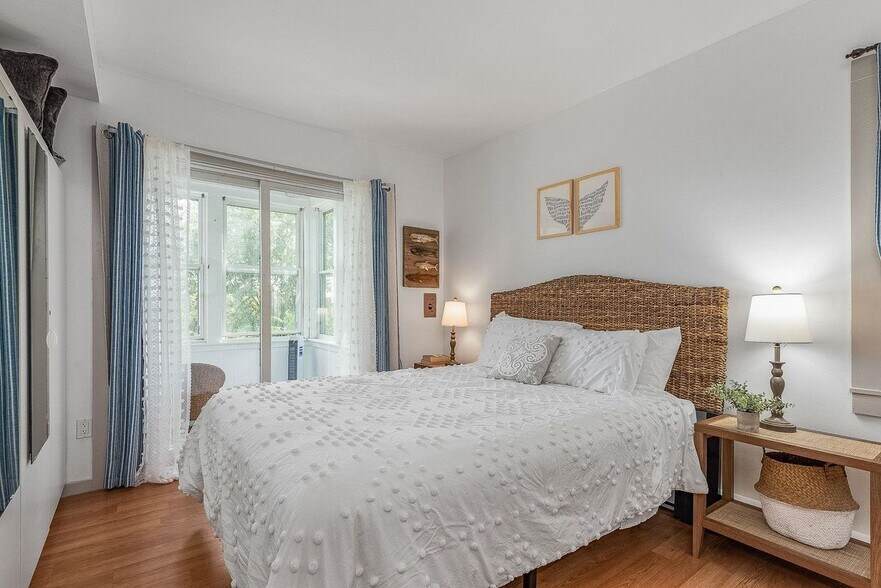 Building Photo - 1497 Ocean, Unit #1 Carriage House