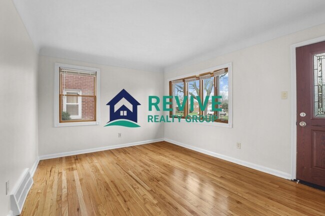 Building Photo - 9725 Fox Ave