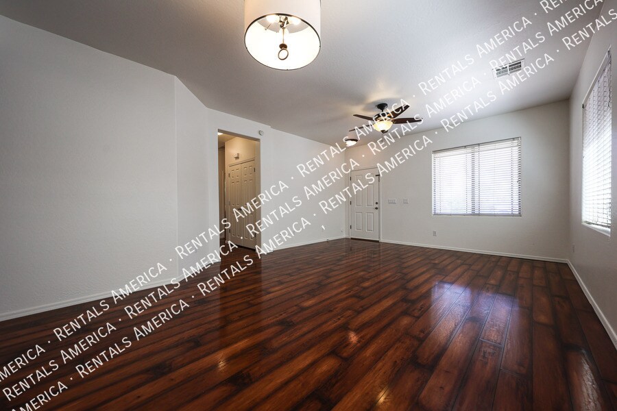 Building Photo - 2010 S Falcon Dr