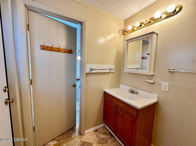 Building Photo - 1104 Jacaranda Ave