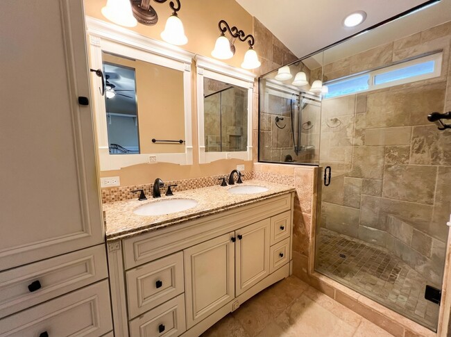 Building Photo - 1829 Mirador Dr