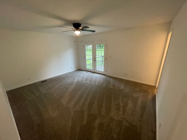 Building Photo - Beautiful Home Large Garage Highly Desired For Rent