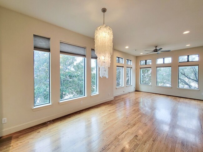 Building Photo - Stunning Corner Unit with Breathtaking Views!