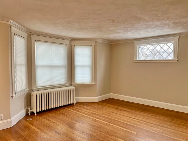 Building Photo - 14-16-16 Richardson Ave