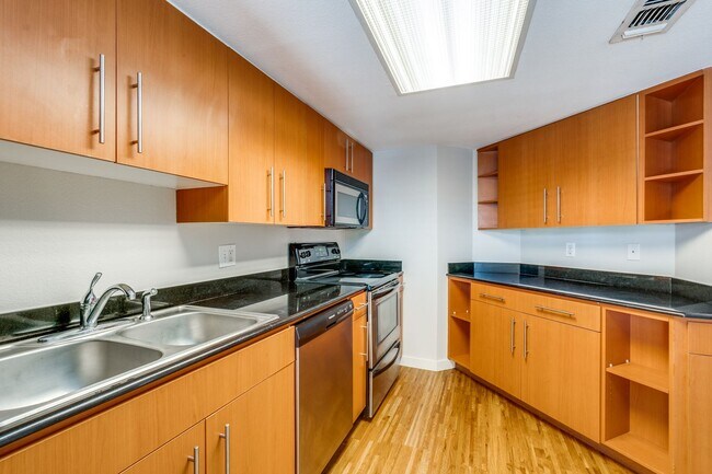 Building Photo - Adorable 1 bedroom 1 bath condo with spaci...