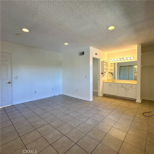 Building Photo - 10235 Lurline Ave