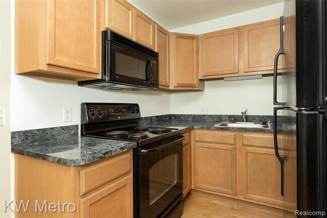 Building Photo - 2425 Torquay Ave