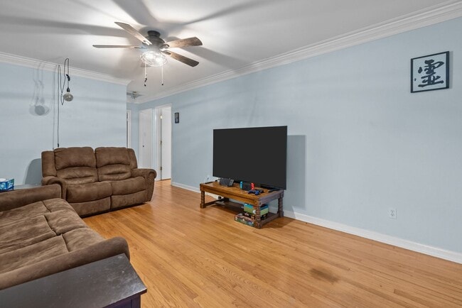Building Photo - Now Available for Rent in Hampton!