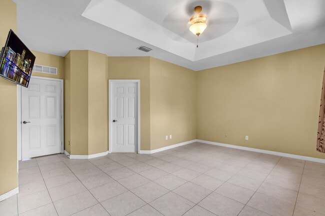 Building Photo - 5149 SW 137th Ave