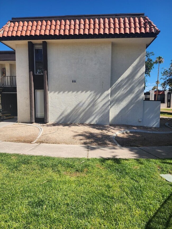 Building Photo - 3 bedroom/ 2 bath condo 1st floor condo