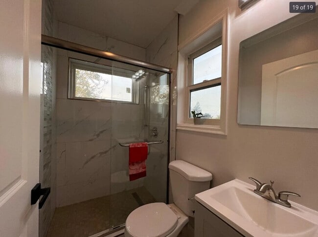 Building Photo - 661 Hampshire Ave