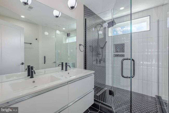 Building Photo - 722 Kenyon St NW