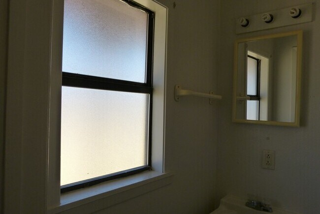 Building Photo - Cute 3 bedroom!
