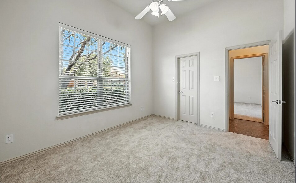 Building Photo - Room in House on Smoke Tree Dr