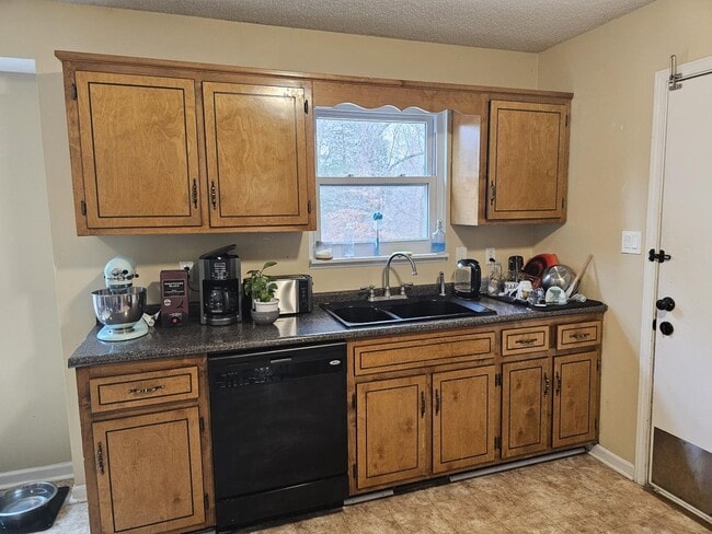 Building Photo - Country Living! 1.2 Acres! 3 bed 2 Baths