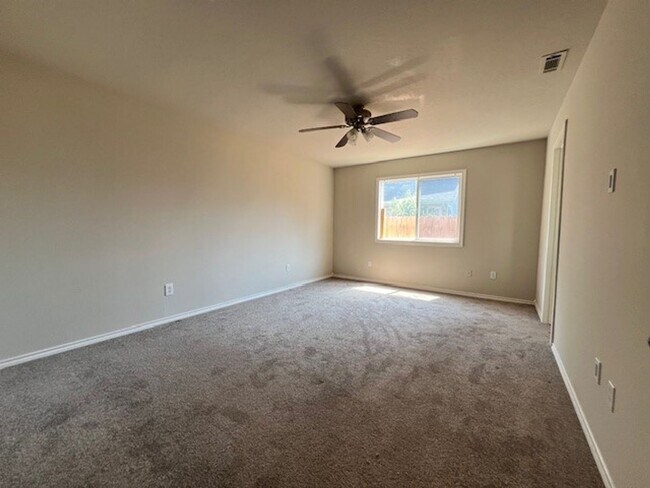 Building Photo - Beautiful 3 bed 2 bath home in the Woodsid...