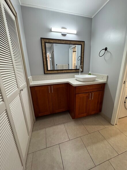 Bathroom - 98-402 Koauka Loop
