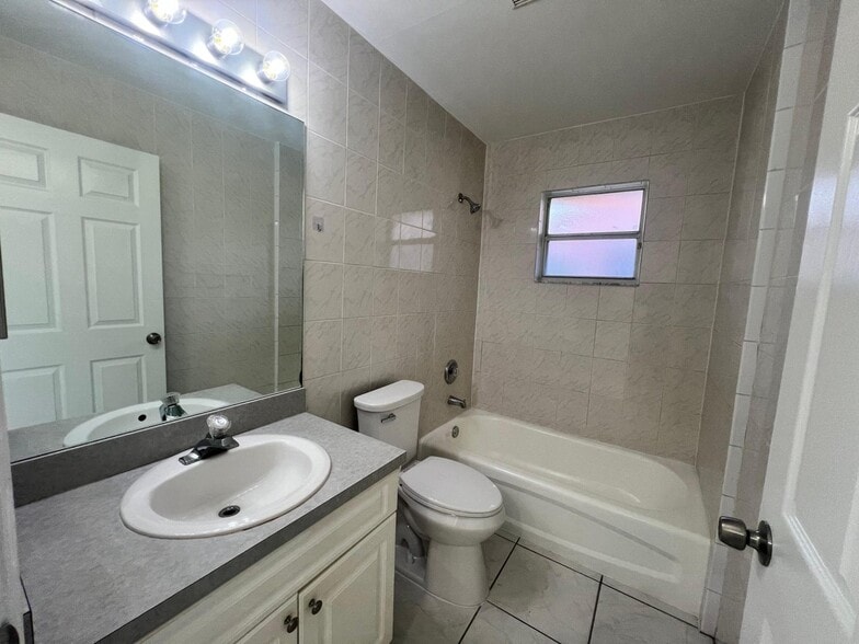 Building Photo - 1096 Staghorn St