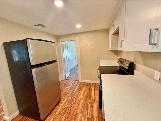 Building Photo - 417 Putman St