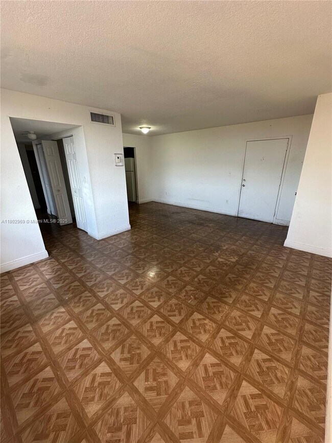 Building Photo - 1825 W 56th St