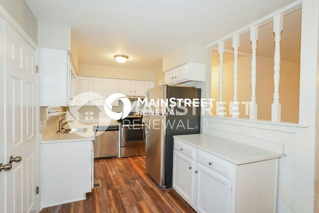 Building Photo - 3 Bedroom Pet-Friendly Home in HENDERSONVILLE, TN with Main Street Renewal