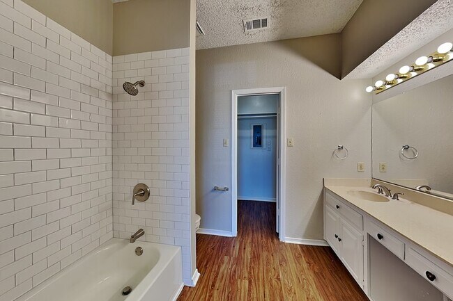 Building Photo - 6206 Alissa Dr