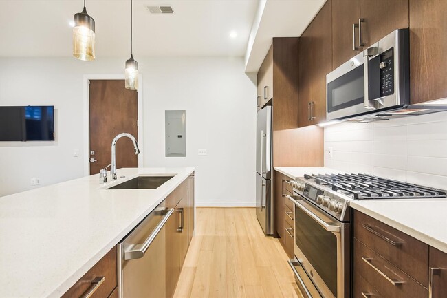 Building Photo - Near NEW 1+1 in NW DC!