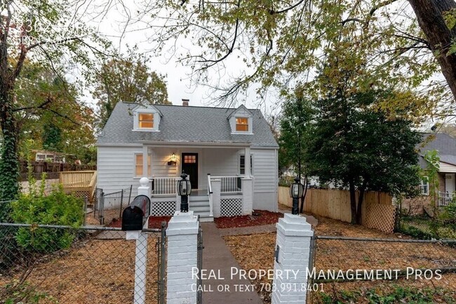 Building Photo - 2302 Fort Dr