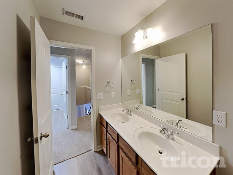 Building Photo - 1348 Creekside Dr