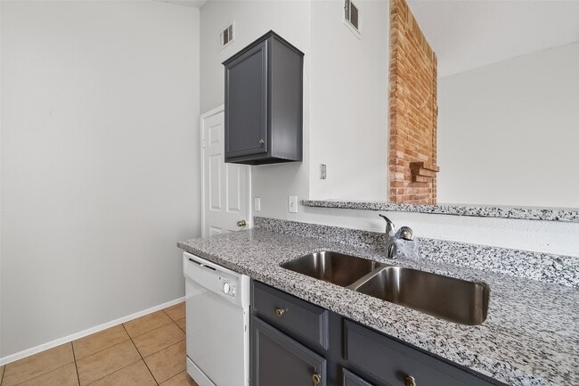 Building Photo - 5205 Beaverbrook Dr