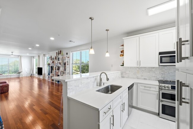 Building Photo - 380 Island Dr