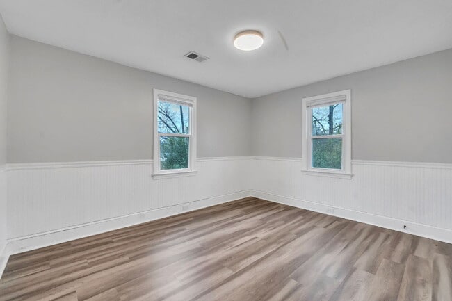 Building Photo - Stylish 2-Bedroom, 1-Bath Home with Contemporary Finishes ($1200/mo rent***)