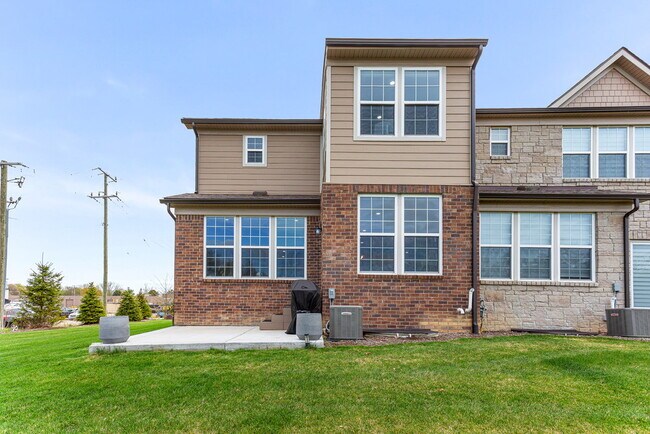 Building Photo - 1675 Addison Cir