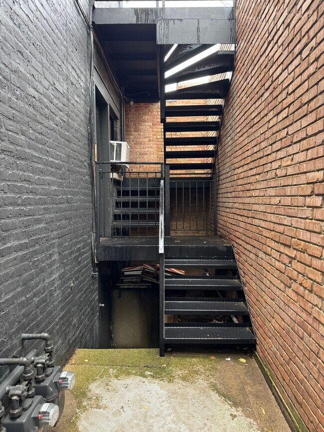 Building Photo - 4404 N Melvina Ave