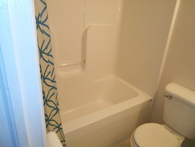 Building Photo - 804 S Crestway St