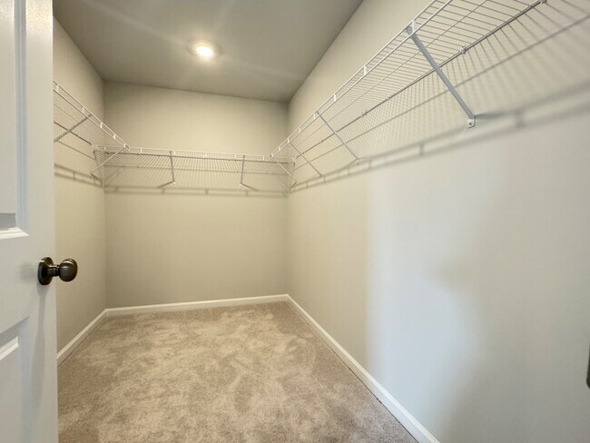 Building Photo - 4 Bedroom End Unit Townhome Almost New