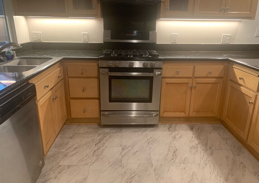 Building Photo - 1600 Henry Ridge Mtwy